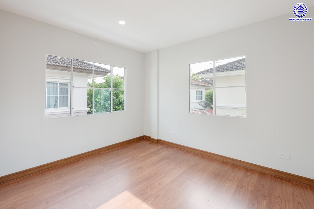 บ้านมือสองตกแต่งใหม่ โครงการ ชัยพฤกษ์ บางบัวทอง เนื้อที่ 71.20 ตร.ว. พื้นที่ใช้สอย 224.86 ตร.ม. ฟังก์ชัน 4 ห้องนอน 3 ห้องน้ำ จอดรถได้ 2 คัน พร้อม Facilities โครงการครบครัน ทำเลติดถนนบางกรวย-ไทรน้อย เชื่อมต่อถนนกาญจนาภิเษก ใกล้เซ็นทรัลเวสต์เกต และรถไฟฟ้าสายสีม่วง "สถานีคลองบางไผ่"